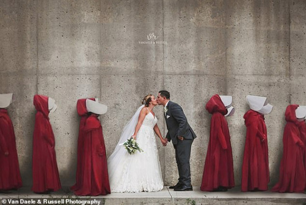 انتقادات كثيرة لعروسين بسبب صور حفل الزفاف