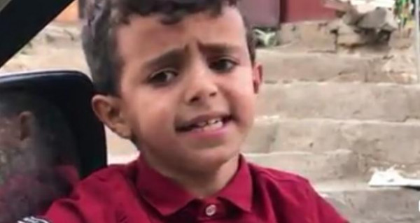 طفل يمني يغني بصوت ساحر في شوراع صنعاء ويشعل مواقع التواصل