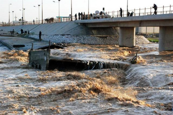 انهيار جزء من جسر وادي غزة وشرطة المرور تعلن إنتهاء أعمال صيانة