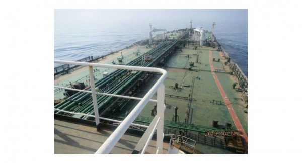 شاهد: اللقطات الأولى لناقلة النفط الإيرانية المتعطلة بالبحر الأحمر