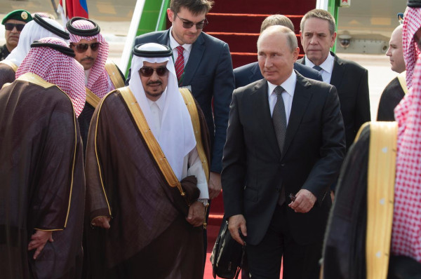 بوتين يصل السعودية للقاء الملك سلمان وولي العهد
