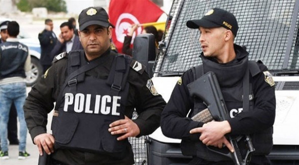 مصرع سائح فرنسي وإصابة عسكري في عملية طعن بتونس