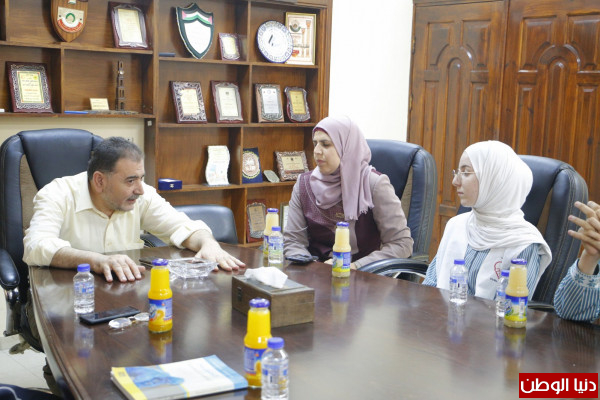 رئيس البلدية يستقبل وفدا من البرلمان الطلابي في مدرسة بنات الشيماء