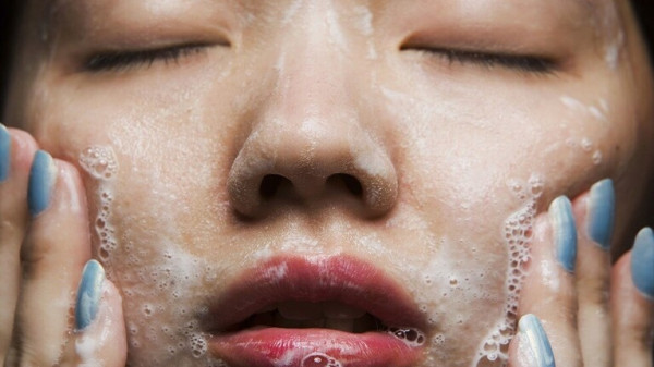 خبير يكشف خطأ شائعا في تنظيف الوجه يضر بالبشرة