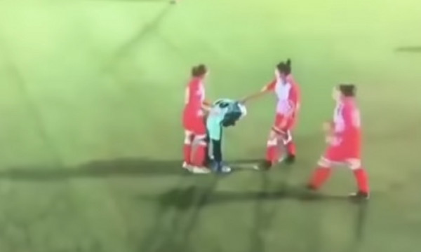 شاهد: كيف تصرف اللاعبات بعدما سقط الحجاب عن منافستهن بمباراة كرة قدم