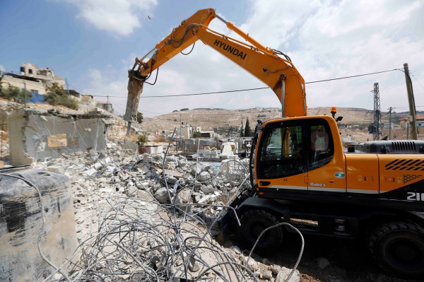 قوات الاحتلال تُجبر مقدسياً على هدم أجزاء من منزله قوات الاحتلال تُجبر مقدسياً على هدم أجزاء من منزله