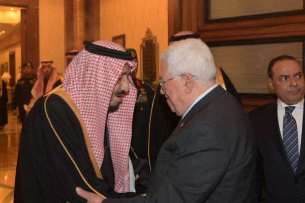 الرئيس عباس والعاهل السعودي يبحثان عقد مؤتمر دولي للسلام