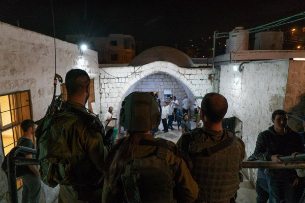 شاهد: جيش الاحتلال يعتقل 10 مواطنين والمستوطنون يقتحمون قبر يوسف