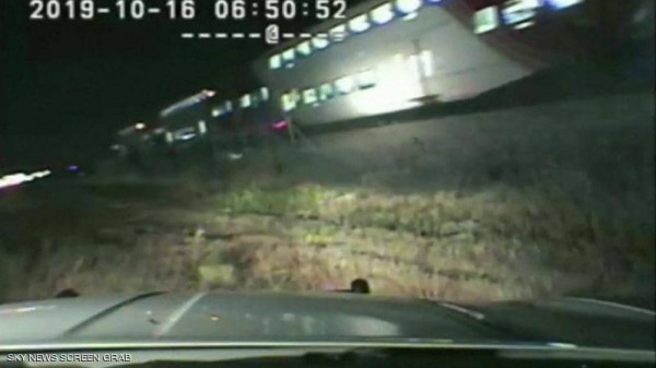 فيديو يحبس الأنفاس.. إنقاذ سائق من أمام قطار باللحظة الأخيرة