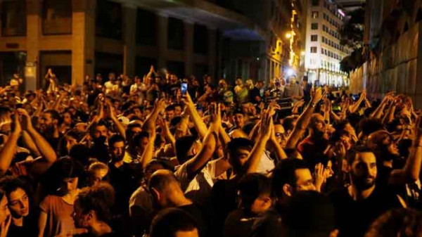 فيديو: "عريس الزين يتهنى" وسط الاحتجاجات.. زفة من نوع آخر في لبنان