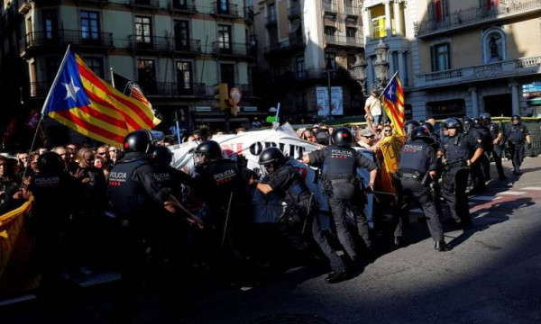 اشتباكات في مظاهرات ببرشلونة شارك فيها نصف مليون شخص