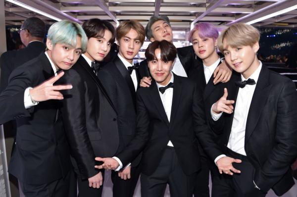 فتاة تطلب الزواج من أحد أعضاء فرقة BTS بالسعودية.. وهكذا رد عليها أحد المنظمين