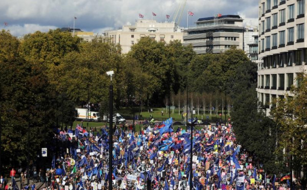 مئات الآلاف من البريطانيين يطالبون باستفتاء جديد حول الخروج من الاتحاد الأوروبي