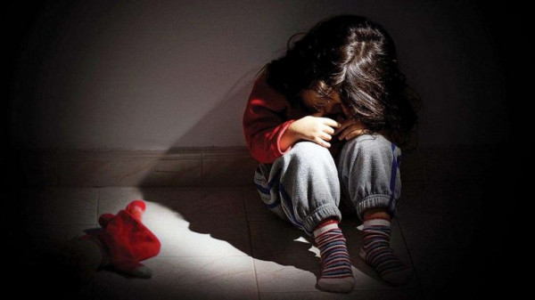 اختار اليتيمات لفقرهن.. خمسيني يغتصب 20 طفلة‎‎ بطرق وحشية وغريبة
