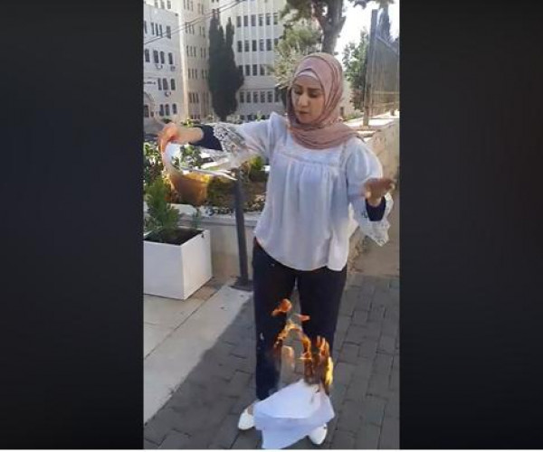 شاهد: معلمة تحرق شهاداتها الجامعية وسط رام الله بعد إحالتها للتقاعد القسري