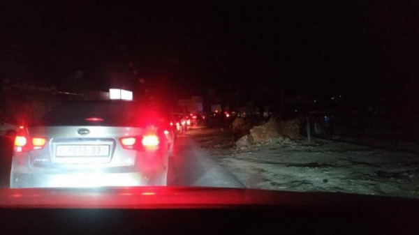 الاحتلال ينصب حاجزاً بالقرب من مدخل مخيم الجلزون