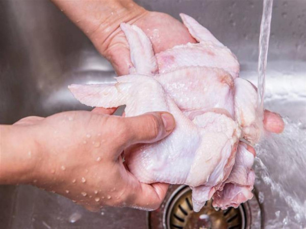 دراسة تكشف سبب منع غسل الدجاج قبل الطهي