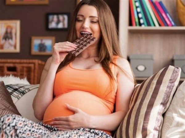 6 أسباب تدفع المرأة الحامل لتناول الشوكولاتة يومياً