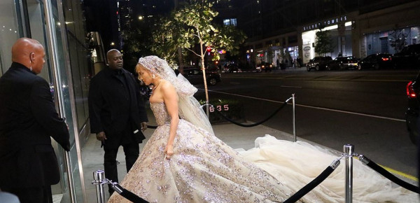 جينيفر لوبيز تخطف الأنظار بفستان زفاف من توقيع مصمم لبناني