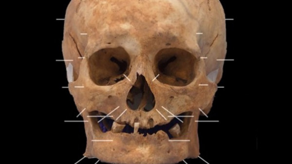 خبراء يعيدون تشكيل وجه رجل مات قبل 600 عاماً ليصطدموا بشكله