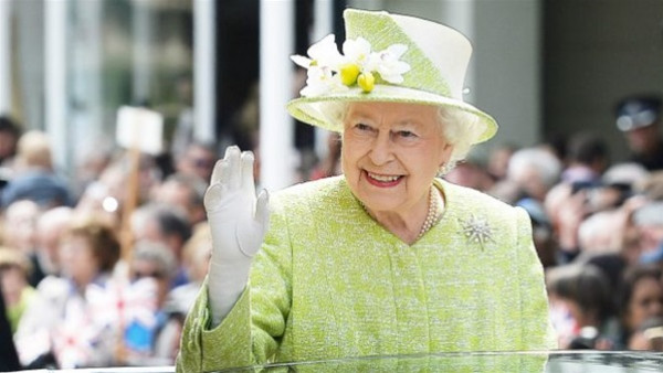 الكشف عن حيل الملكة إليزابيث للحفاظ على جمالها بدون عمليات