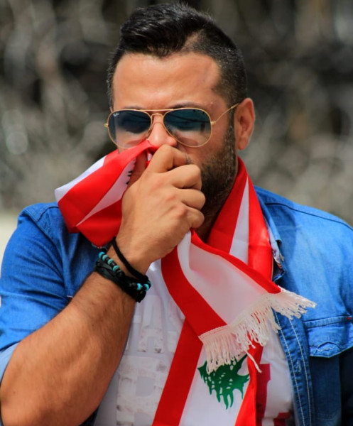 زاهي صفية يدعم الانتفاضة بأغنية "من لبنان"