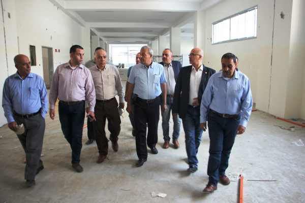 رئيس جمعية الهلال الأحمر الفلسطيني يتفق عملية الإنشاء الجارية لمبنى المخازن المركزية