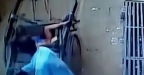 شاهد: طفل ينجو بطريقة غريبة بعد سقوطه من الطابق الثانى
