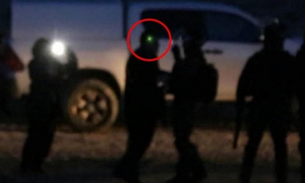 شاهد: جندي إسرائيلي صوب (الليزر) على رأس نائب عربي بالكنيست وأطلق الرصاص
