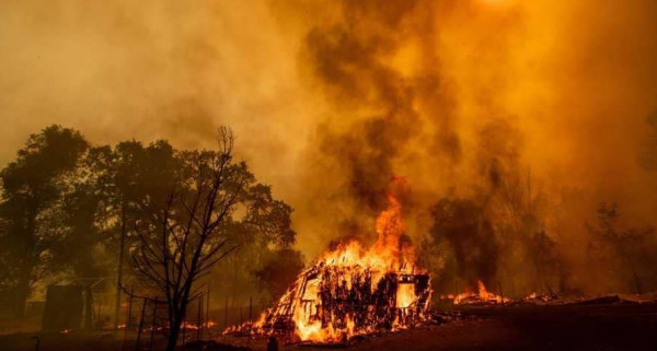 حرائق كاليفورنيا تدفع السلطات لإجلاء آلاف المواطنين