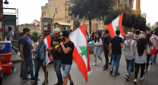 اللبنانيون يواصلون احتجاجاتهم وقطع الطرقات بمختلف المناطق