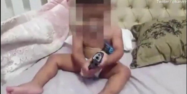 شاهد: لحظات من الرعب.. رضيع يلهو بمسدس به ذخيرة حية