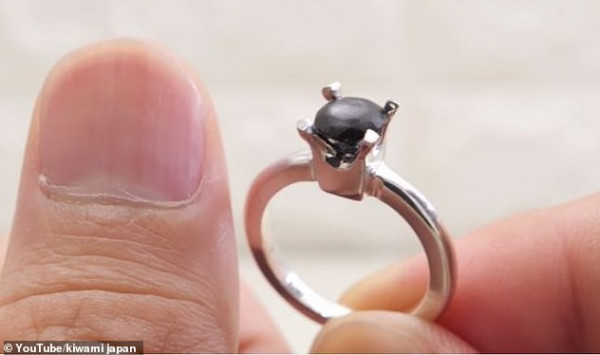 يجمع قصاصات أظافره لمدة عام ويصنع بها خاتم زفاف