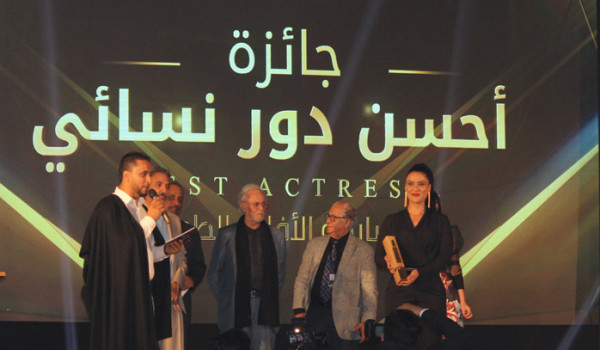 فاطمة الزهراء بناصر تفوز بجائزة أحسن دور نسائي بمهرجان الدار البيضاء للفيلم العربي