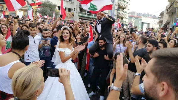 أردني يثير الجدل بطريقة تعليقه على مُظاهرات لبنان: "أجمل من أعراسنا"
