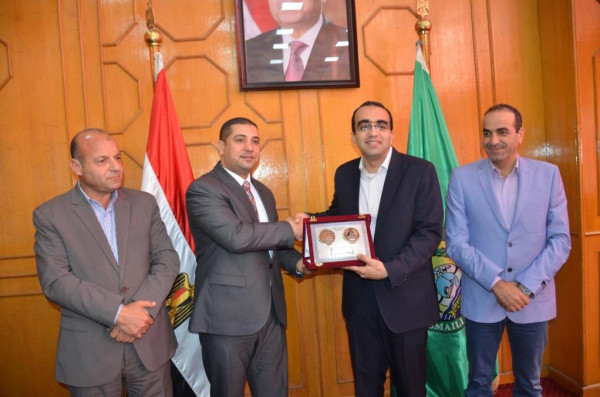 عصام ورئيس هيئة تعليم الكبار يعلنان: حى أول وثالث خاليان من الأمية