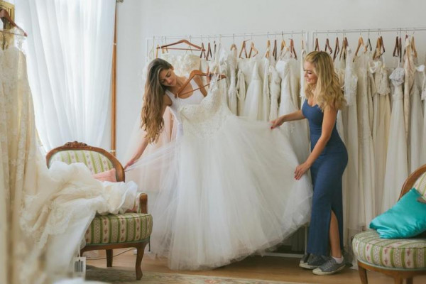 نصائح لاختيار فستان الزفاف بسعر مناسب