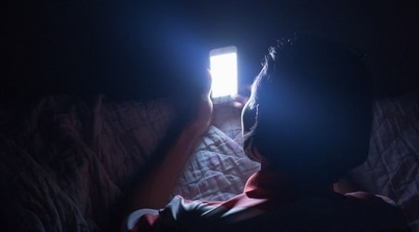 يفقد بصره نتيجة التحديق طويلاً بالهاتف