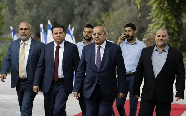 غانتس يلتقي أيمن عودة الخميس ولبيد يتهم نتنياهو بجر إسرائيل لانتخابات أخرى