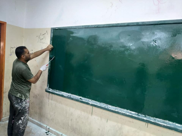 شاهد: مُعلم في غزة يقضي يومه في ترميم وإصلاح السبورات