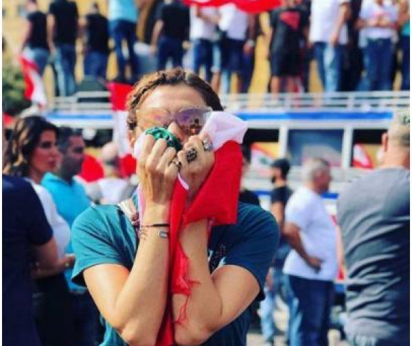 شاهد: فنانة لبنانية تنهار بالبكاء على الهواء بسبب ما يحدث في بلدها