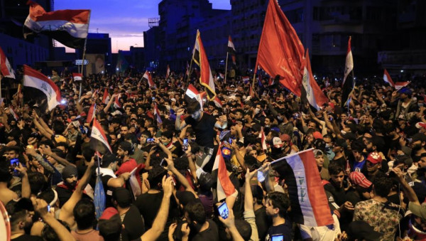 العراقيون يتدفقون إلى الشوارع للمشاركة في أكبر احتجاج منذ سقوط النظام السابق