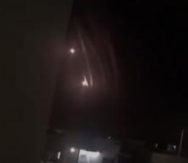 شاهد: لحظة إطلاق الصواريخ من قطاع غزة نحو مستوطنة (سديروت) وإصابة أحد المنازل