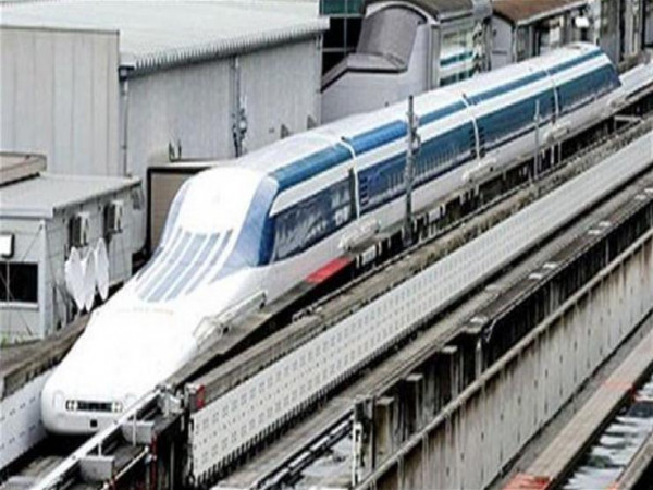 أقدم قطار مونوريل في اليابان في رحلته الأخيرة