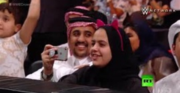 شاهد.. تفاعل السعوديات مع أول نزال للمصارعة النسائية في السعودية