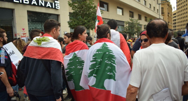المتظاهرون اللبنانيون يعاودون إقفال الطرقات في عدة مناطق
