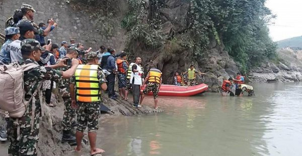 مصرع 17 شخصاً جراء تحطم أتوبيس وسقوطه في نهر بنيبال