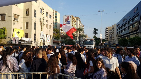 محتجون يتظاهرون أمام عدد من المرافق العامة في بيروت