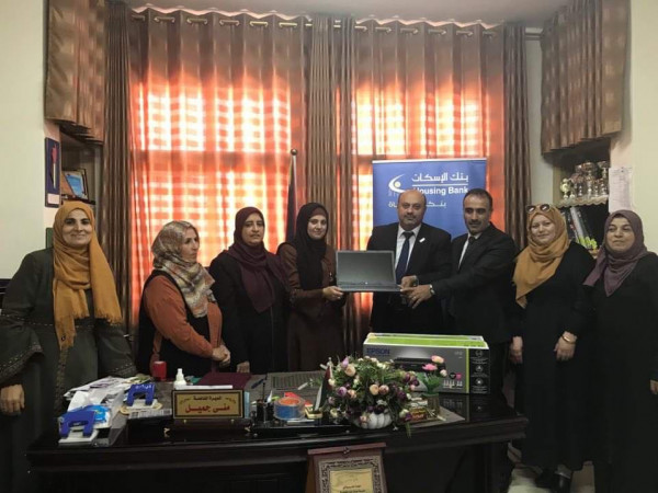 بنك الإسكان يتبرع لمدرسة بنات إذنا الثانوية