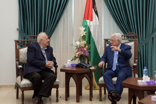 حنا ناصر يؤكد للرئيس عباس تسليم نسخة من رسالته لحركة حماس